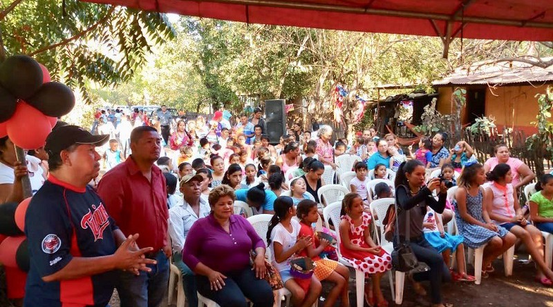 Familias de las comunidades Higueral, El Piloto, El Chonco, Punta Caliente y Belén en la inauguración de letrinas