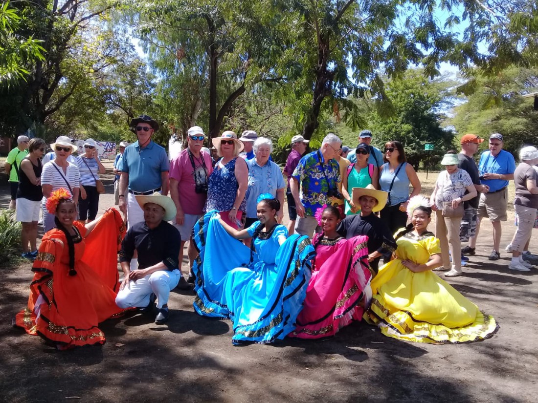 Laz Paz:Grupos de danza con turistas en Las Ruinas de León Viejo