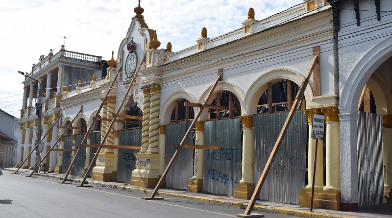 Obras de restauración del Palacio Municipal incendiado por los terroristas