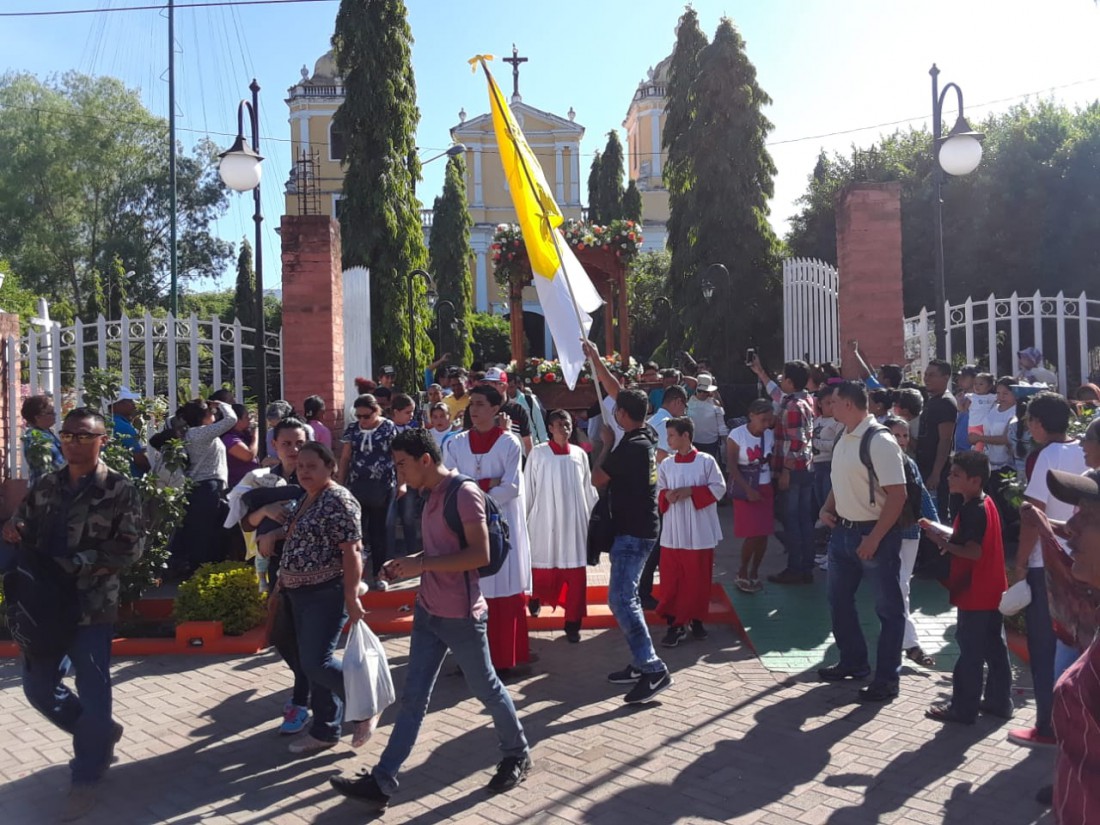 Monagillos portan la bandera  de la iglesia católica en la procesión del Señor de Los Milagros, Señor de Esquipulas
