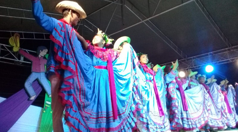 Grupo de bailadores  en el festival intermunicipal de danza en Telica