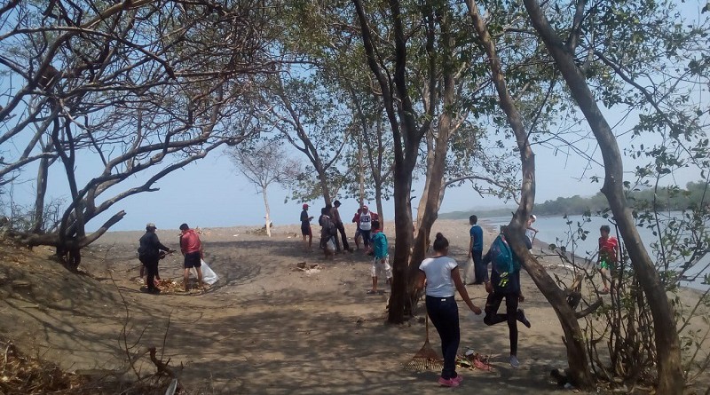 Alcaldía, comunidad y Grupo Guardabarranco el labores de limpieza en playa Salamina