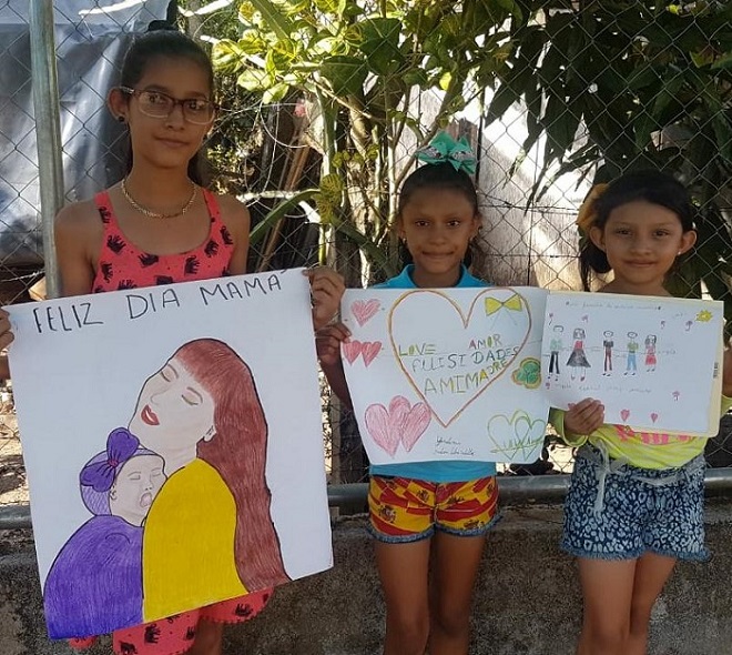 Niñas de El Coral que participaron en el concurso de dibujo en honor a la madre