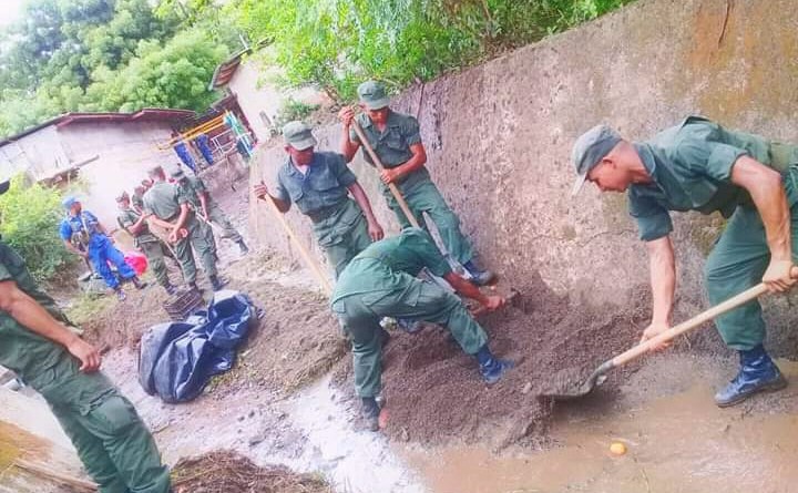 Miembros del ejército apoyan limpieza de cauce en Condega