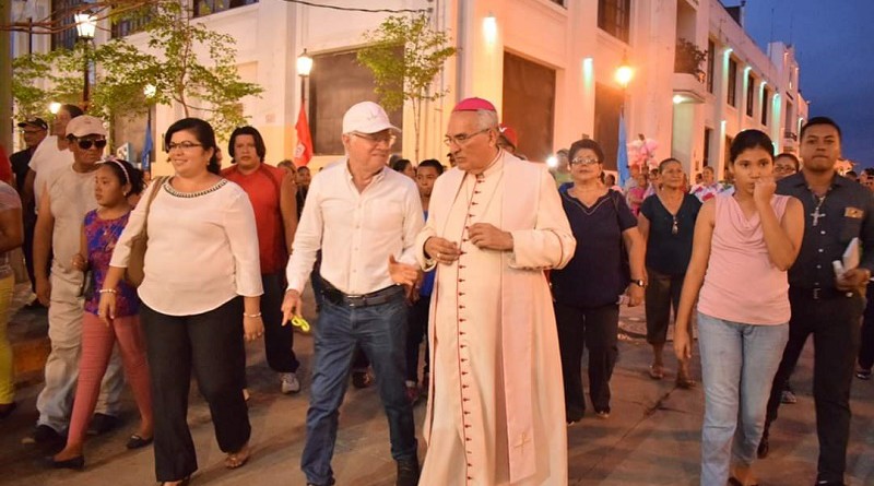 Alcalde de León Roger Gurdián con Monseñor Bosco Vivas R durante la inauguración de las calles del Centro Histórico