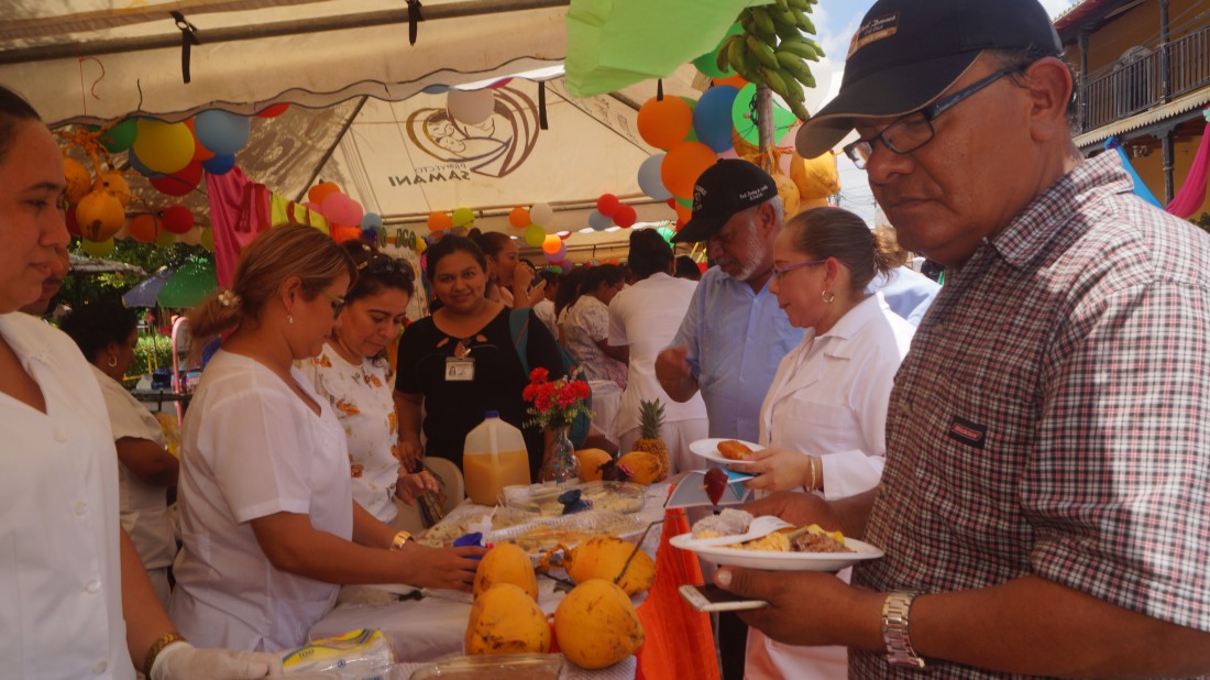 En la feria, frente al Palacio de Cultura, las delegaciones municipales del sistema de salud expusieron una variedad de alimentos nutricionales en riquísimos platillos que degustó gratuitamente la población.