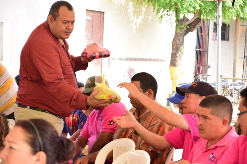 El alcalde Juan Gabriel Herández comparte con los asistentes, el brindis de la alcaldía