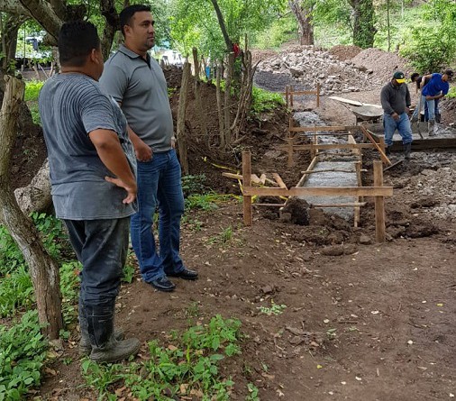 Inspeccionando el bado en construcción en el camino Las banderas, Potosí