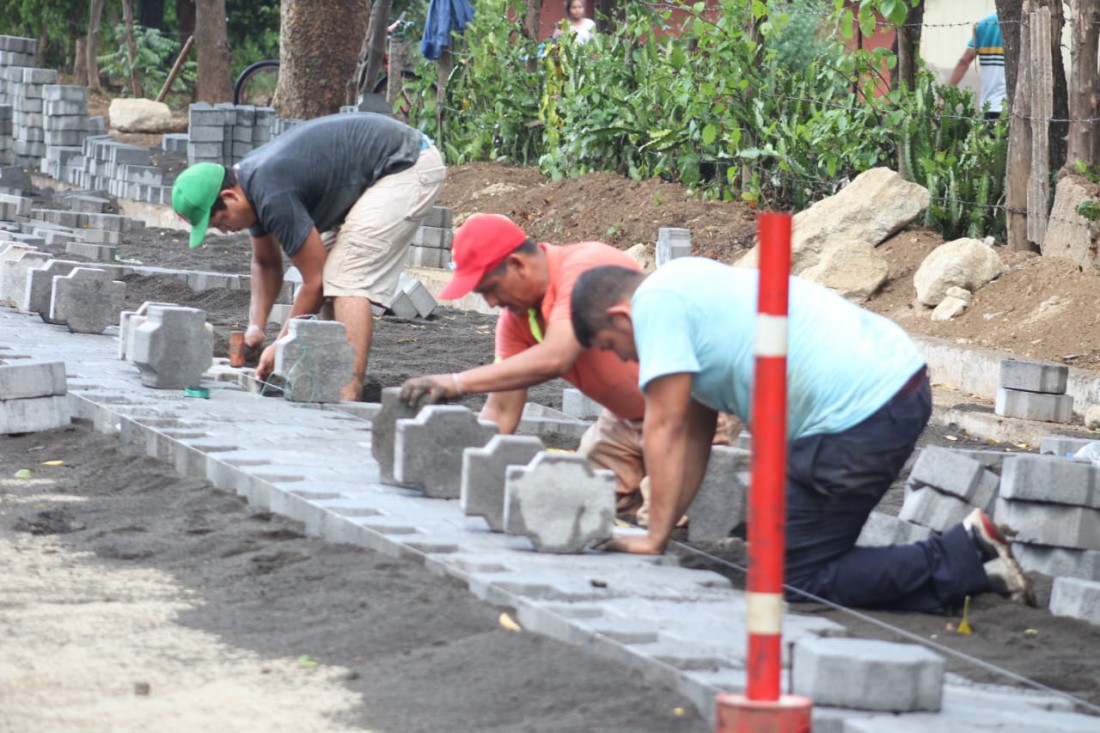 Trabajando en el adoquinado de dos calles en la comunidad California, Villa El Carmen, proyectos concluidos próximo a inaugurarse