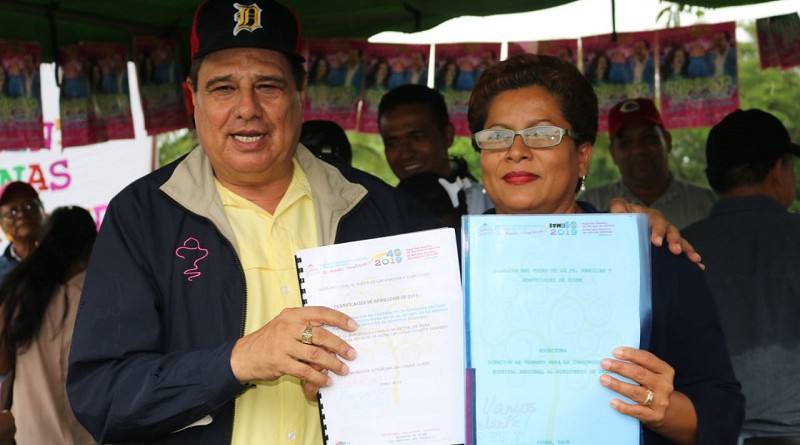 Alcalde de Siuna Otilio Duarte entrega escritura de terreno de 6 manzanas donde se construirá hospital regional en comunidad La Fonseca. Recibe representante del MINSA