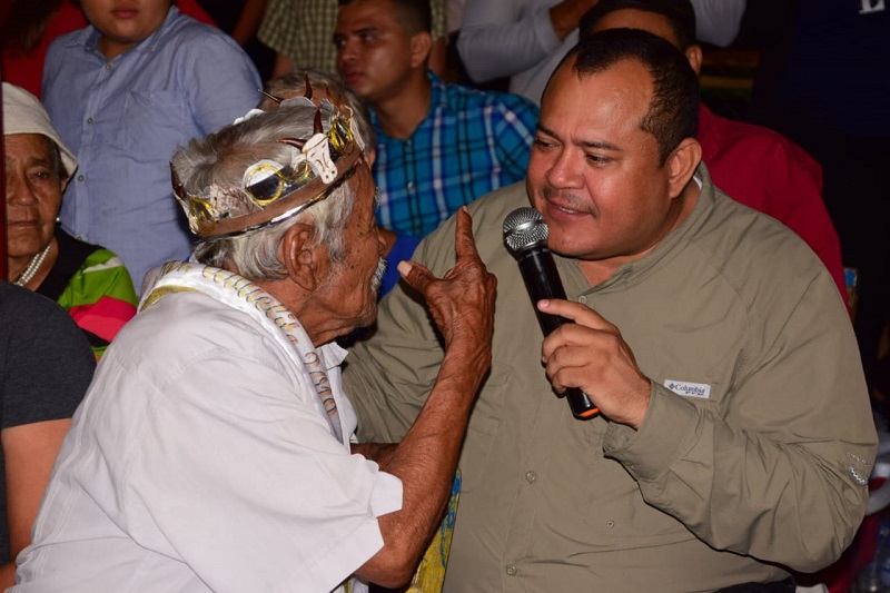 El alcalde Juan Gabriel Hernández en amena plática con el rey de la tercera edad
