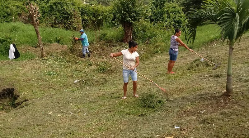 La comunidad limpia predio en Villa Sandino
