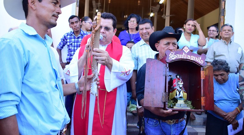 El sacerdote Danilo Membreño entrega la tajona al caudillo mayor Cándido Elías zapata