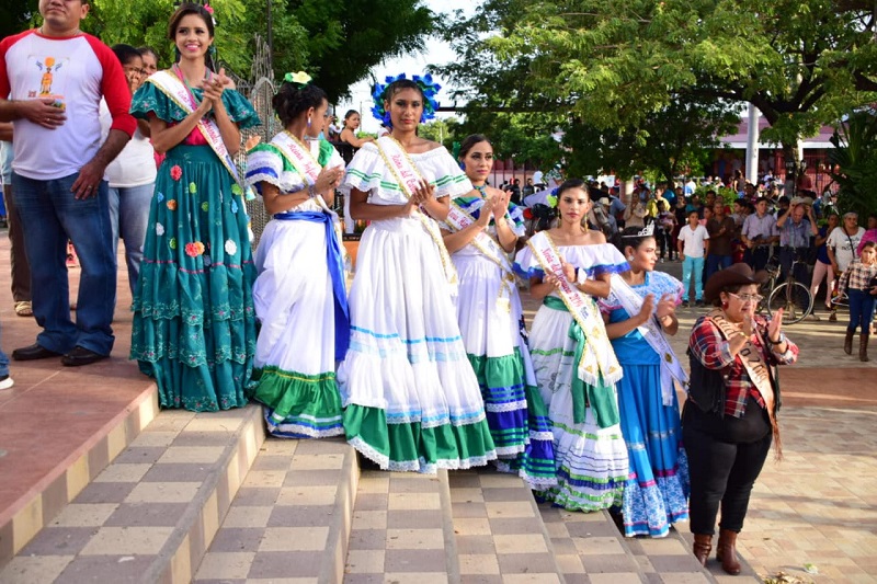 Novias y reinas en espera de Santiaguito