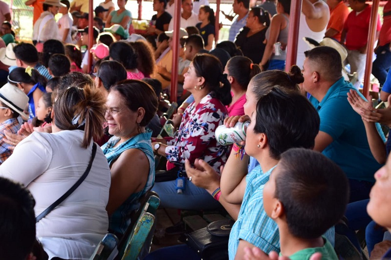 Las familias nagaroteñas disfrutan de la primera corrida taurina
