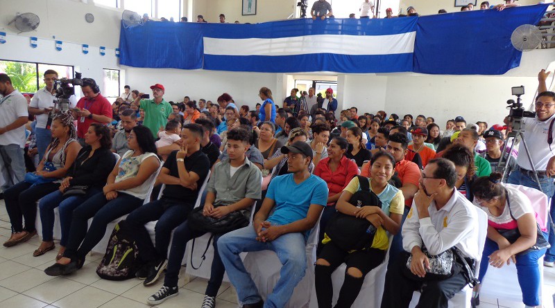 Protagonistas de escuelas municipales de oficio en el auditorio  de la alcaldía de Ciudad sandino