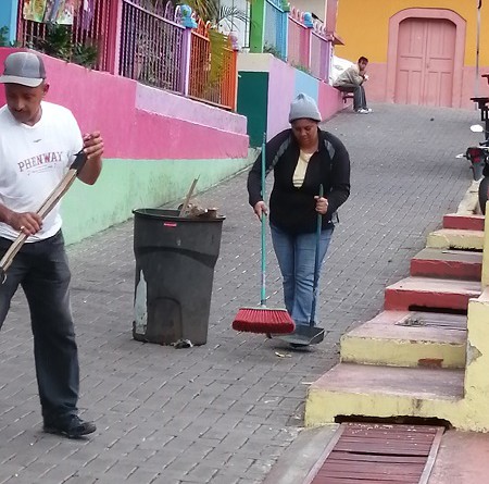 Limpiando una calle en Jinotegatega