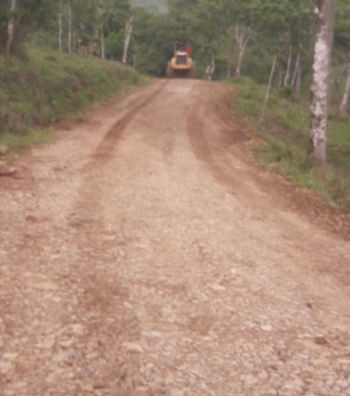 En obras viales el gobierno local de Villa Sandino, mejoró catorce kilómetros de caminos rurales en el sector La Gateada con un millón de córdobas.