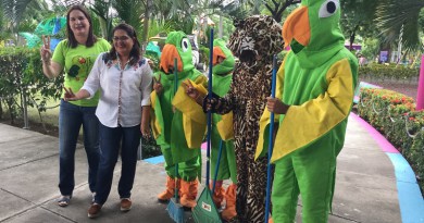 Las mascotas de Ticuantepe, símbolo de su reserva chocoyera junto a la presidenta de INIFO; Guiomar irías y Ligia Ramírez, alcaldesa de Ticuantepe