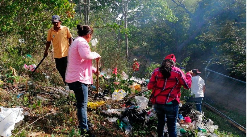 Labor titánica contra los basureros clandestinos en mozonte