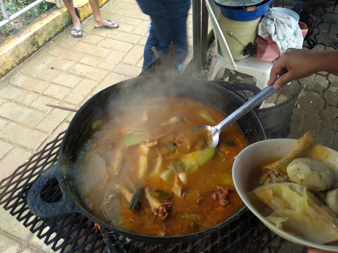 Sopa de gallina india con verduras que retozan en el agitado fuego en Bonanza
