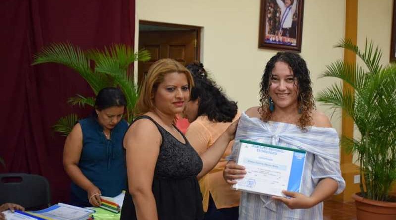 Joven egresada de la escuela municipal de oficio Mayor Carlos Chávez de Granada recibe su certificado