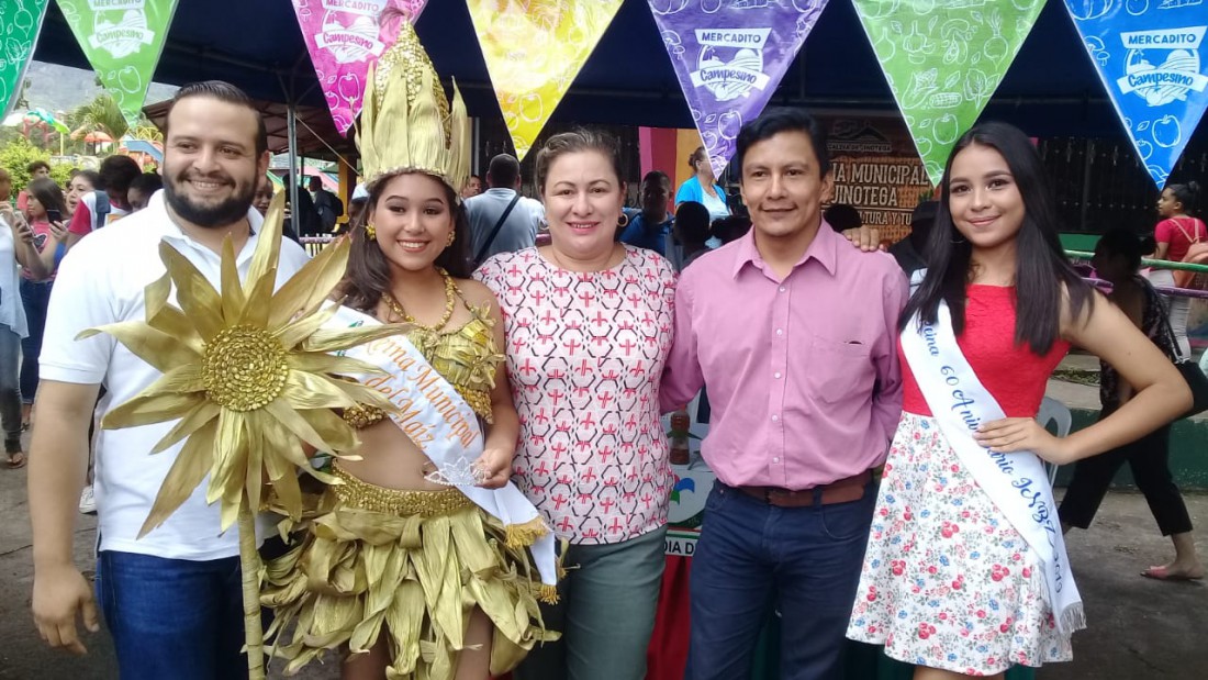 Alcaldesa de Jinotega con la reina del maíz