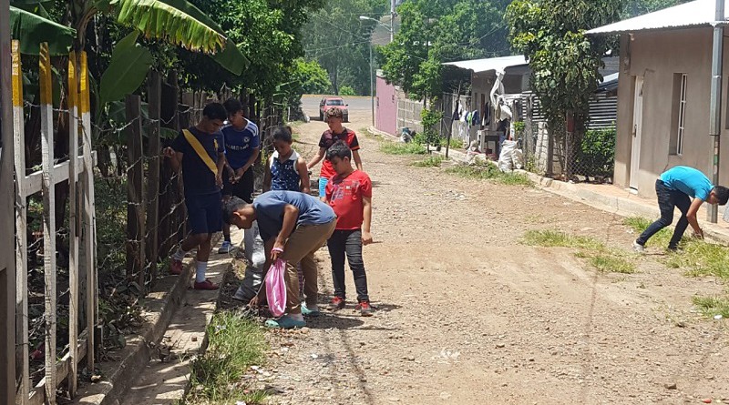 Familias de Santa Cruz, Estelí,  limpian sus calles