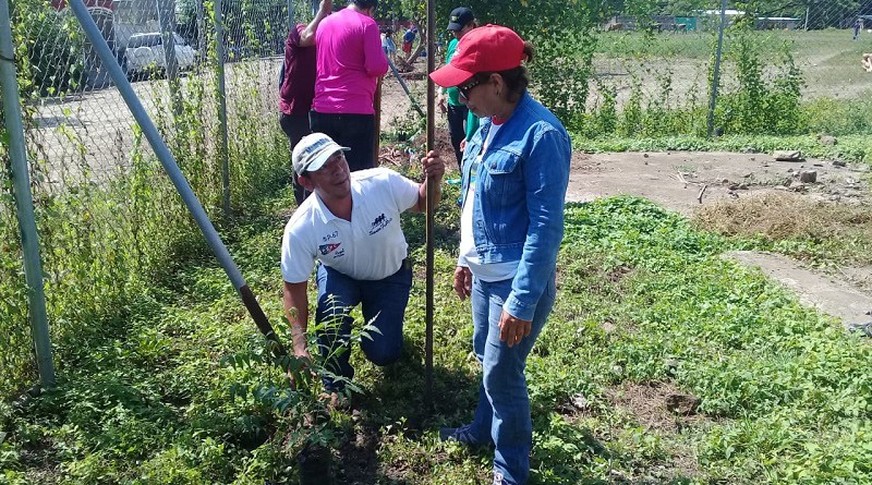 Comunitarios del barrio Nuevo Amanecer de Juigalpa participan en la reforestación del parque junto a trabajadores de la alcaldía
