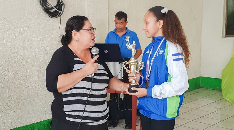 Razellla Pineda campeona centroamericana de ajedrez durante el recibimiento de las autoridades locales de Boaco