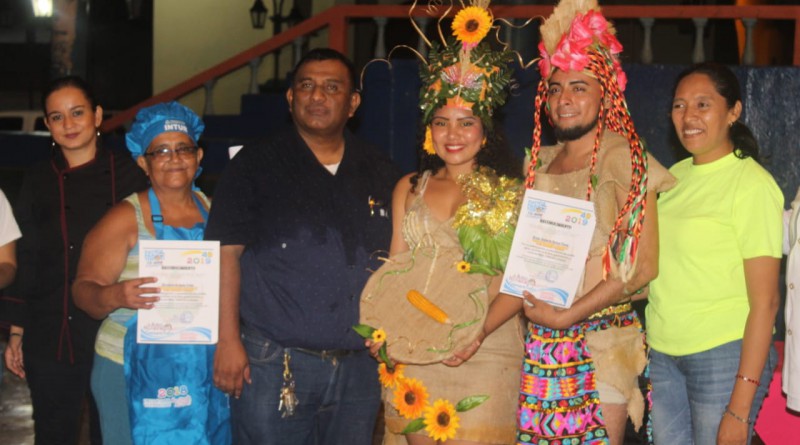Concursantes muestran reconocimientos acompañados de los soberanos del maiz
