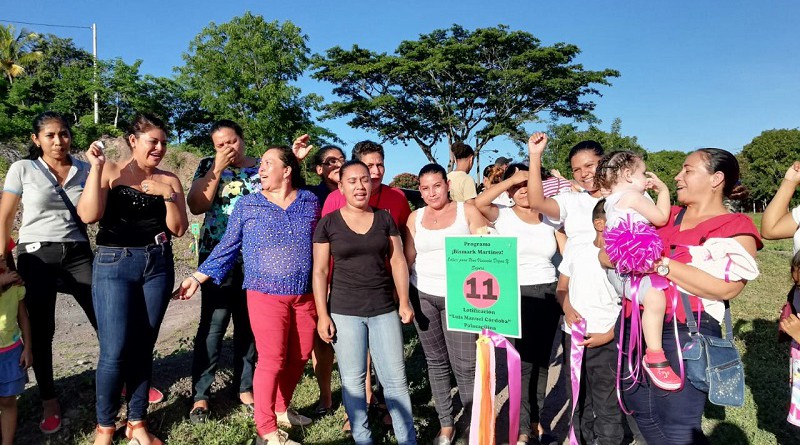 Llenos de alegría, protagonistas de la lotificación Luis Manuel Córdoba en Palacaguina en el lanzamiento del Programa Bismarck Martínez recientemente