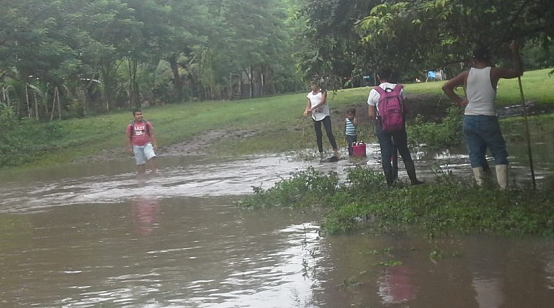 En Pazuela, Acoyapa, las precipitaciones llenaron la quebrada impidiendo el cruce a las personas, los que optaran por regresar hasta que termine la crecida