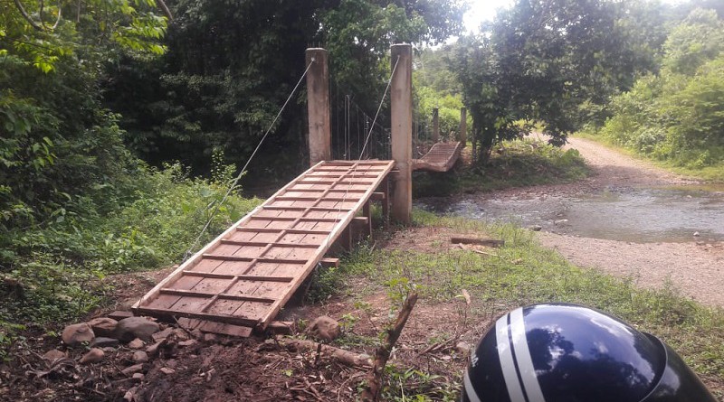 Un puente colgante peatonal en La Colonia, Nueva Guinea, fue construido recientemente para la seguridad peatonal.