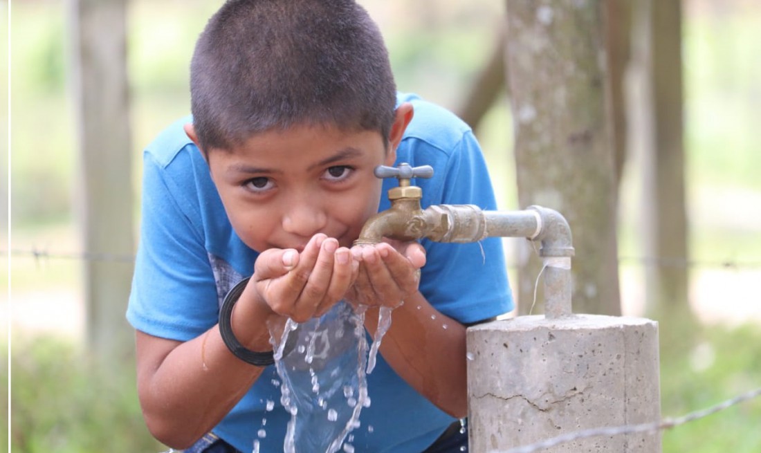 Niño de la comunidad Guayabo-Coperna en Siuna disfruta el agua del sistema que construyó el gobierno local de Siuna con 4 millones 9 mil córdobas