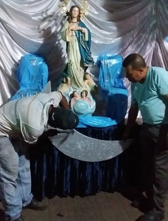 En Acoyapa, preparando el altar a la Purísima, una tradición centenaria que el gobierno impulsa con fe y amor
