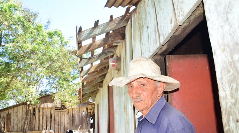 Los fuertes vientos  dejaron sin tejas el techo de la casa de don  Guillermo Medal de la comunidad San Pablo en Nagarote .
