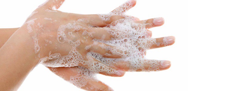 El lavado correcto de manos es fundamental antes de preparar los alimentos, después de ir al baño, cambio de pañales y de manejo de basura