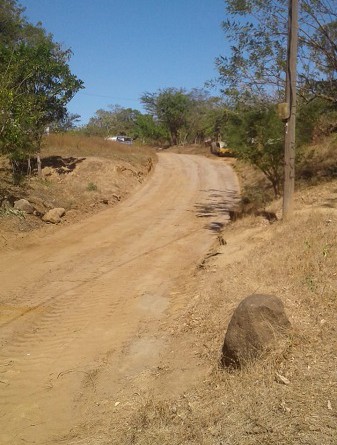 Este camino que conduce a la comunidad San Roque experimento mejoras en cuatro kilómetros