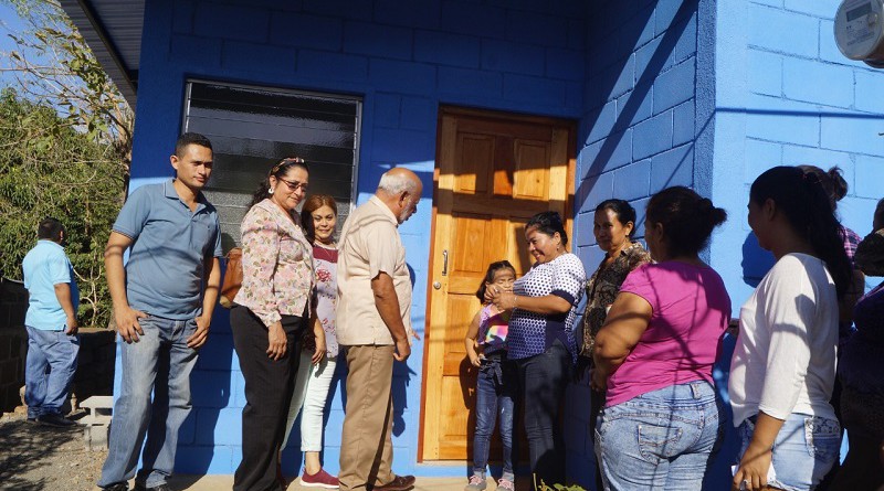 El alcalde de Juigalpa Erwin de Castilla entrega llave de la vivienda a Ivania del Socorro Lumbí .