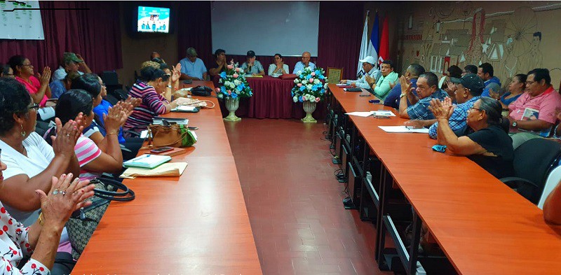 Equipo municipal de León en sesión con la presidenta ejecutiva de Inifom