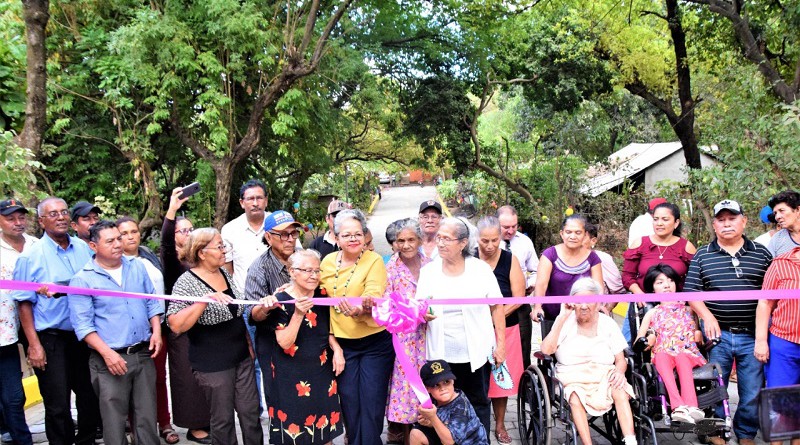 Inaugurando la calle Carmita en Chinandega