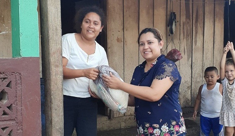 Protagonista recibe paquete solidario en una comunidad de Boaco
