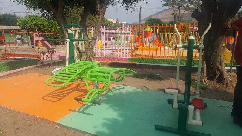 Parque Arnulfo Barba con una plaza al aire libre recién construida y juegos infantiles nuevos