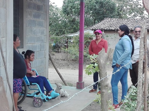 Presidenta de Inifom visita a una familia en Jalapa