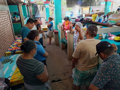 Equipo municipal visita a comerciantes del mercado municipal de Malpaisillo.