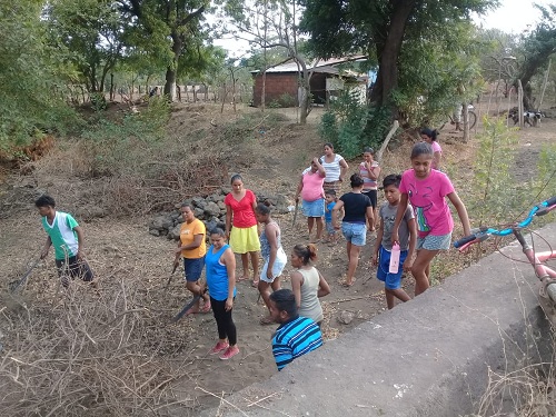 Familias de la comarca La Estación en Quezalguaque en limpieza de cauce