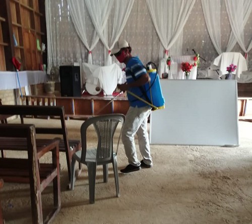 En labores de desinfección en la iglesia evangélica Nazareno en Boca de Sábalo, El Castillo