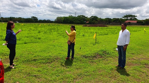 La presidenta de Inifom, Guiomar Irías en los terrenos del proyecto Bismarck Martínez
