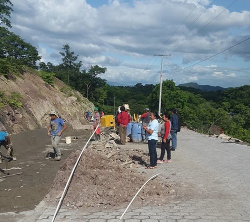 Instalación de adoquines    tramo  carretera Achuapa-Los Hornos.